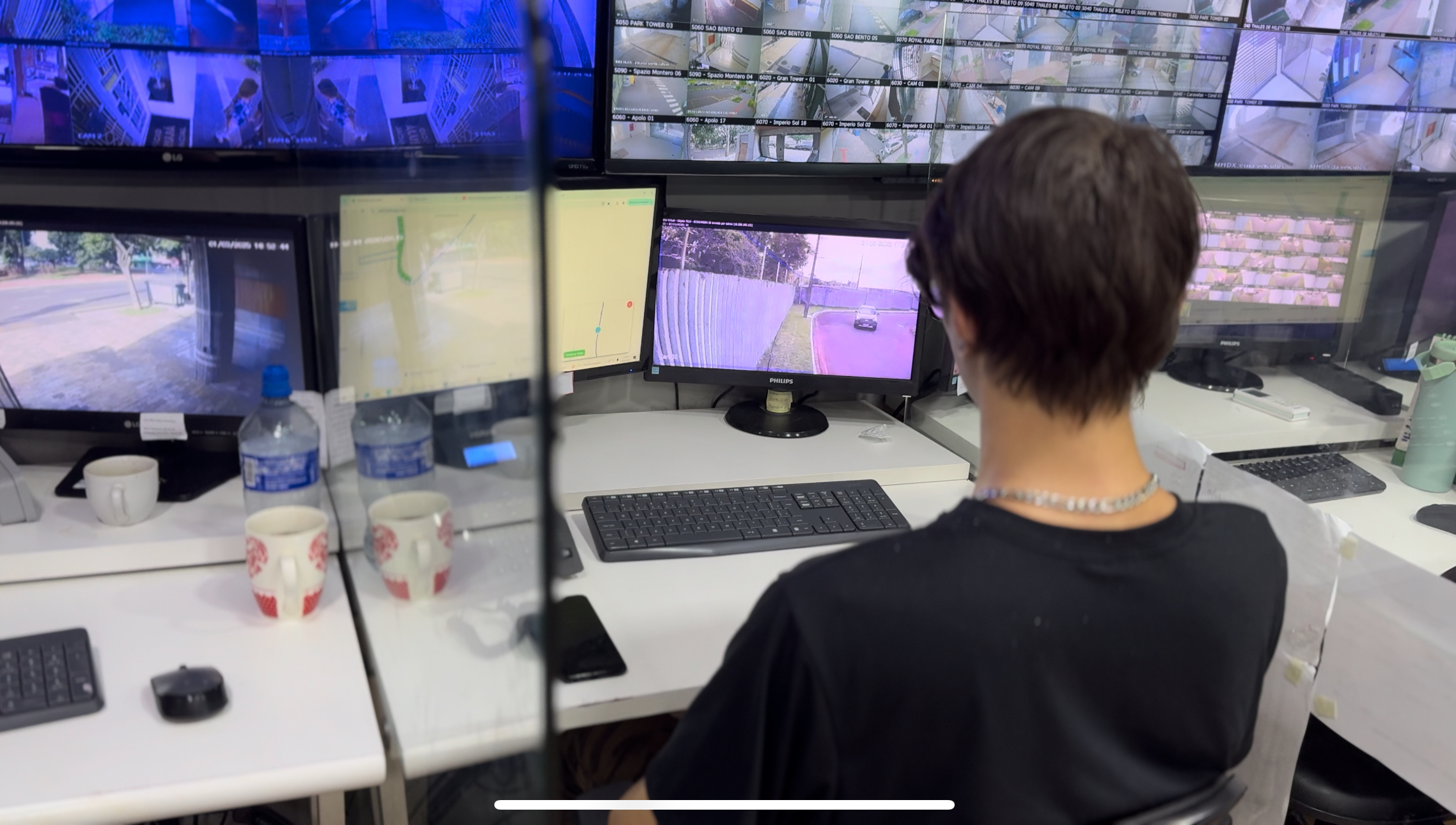 Interface de Monitoramento com IA Interface de monitoramento exibindo análise de fluxo em loja ou armazém